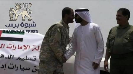 شرطة عدن تتسلم 15 سيارة حديثة من دولة الإمارات (صور)
