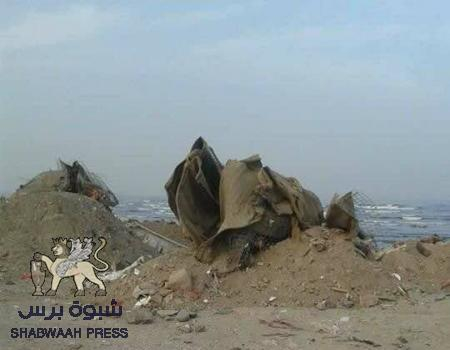 زوار وناشطون يطالبون باحترام المتنفسات البحرية وإزالة مخلفات الحواجز الأمنية من كورنيش قحطان الشعبي بعدن