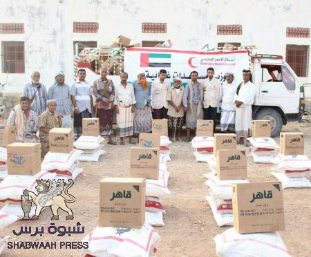 الهلال الأحمر الإماراتي يسير قوافل مساعدات غذائية لأهالي منطقتيّ الغيل ولماطر بمديرية الروضة في شبوة.