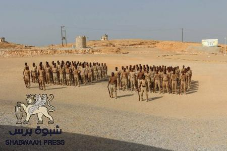 محافظ حضرموت يشيد بالمستوى العالي الذي حققه الجنود الملتحقون في دورة الضباط .