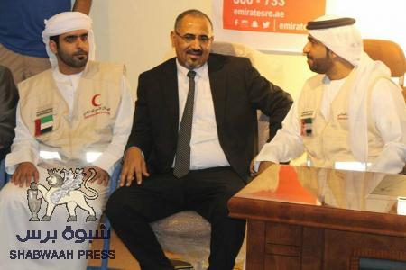 بحضور رئيس المجلس الانتقالي وقيادات في الحكومة الشرعية.. مدير الهلال الأحمر الإماراتي يبدأ بتنفيذ وصية ‘‘زايد بأهل اليمن‘‘