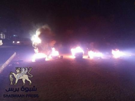 محتجون غاضبون يغلقون الشارع الرئيسي في المنصور احتجاجا على تردي الخدمات
