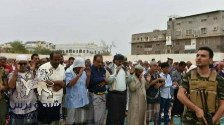 رئيس المجلس الانتقالي الجنوبي يؤدي صلاة عيد الأضحى مع جموع المواطنين في العاصمة عدن