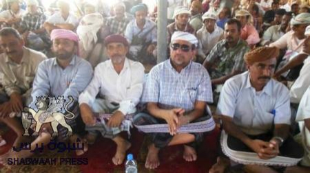 أسرة آلـ فريد بن ناصر اليسلمي تسلم أحد المتهمين بالقتل إلى أمن شبوه