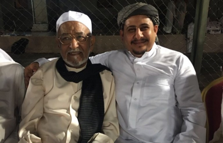 جموع من الشخصيات االدينية والسياسية يتقدمهم السيد الجفري يعزون السادة آلـ المشهور