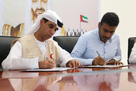 ‘‘الهلال الأحمر الإماراتي‘‘ يوقع اتفاقية توريد مضخات وأنابيب لربط بئرين ارتوازيين في حضرموت.