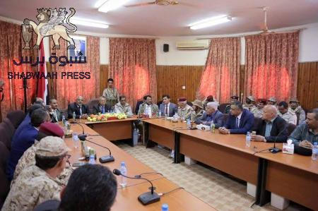 بن دغر يستخف بمقادمة ووجهاء حضرموت و يأتي إليهم متأخرا ساعتين ونصف