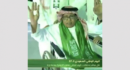 تركي آل الشيخ يطبع قبلة وفاء على جبين الفنان القدير أبوبكر سالم بلفقيه