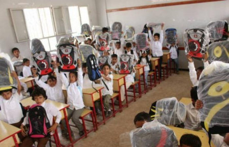 الهلال الإمارتي يطلق مشروعي الحقيبة المدرسية والأثاث المدرسي في عتق بمحافظة شبوة.