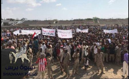 سلطة أبين الشرعية تزج بالجنود في ملعب وجرح نسر العوذلي رفضا لزيارة بن دغر
