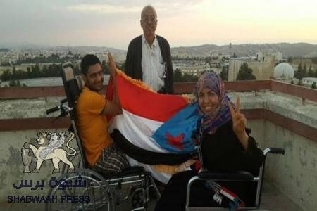 قوات بن دغر تعتدي على مناضلة معاقة وتوقعها من على كرسي متحرك