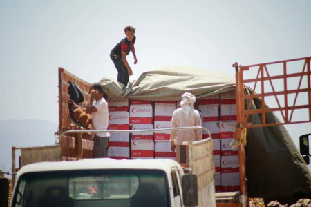 الهلال الأحمر الإماراتي يوزع مساعدات غذائية على أهالي عرماء في محافظة شبوة.