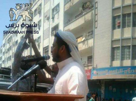 الآلآف من الجنوبيون يؤدون صلاح الجمعة في الشارع الرئيسي بالمعلا (صور)