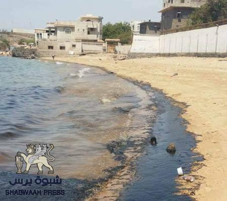 تقرير : تلوث بيئي خطير يجتاح أجمل شواطئ عدن ويكشف مصدره(صور)