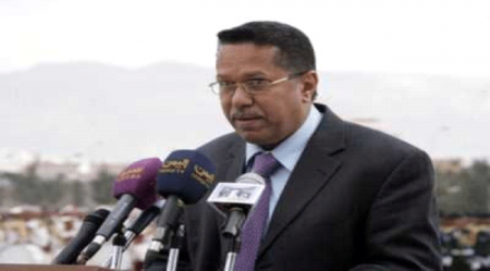 سياسيون وإعلاميون جنوبيون يعلقون على ممارسات بن دغر ورفع علم اليمن داخل أسوار معسكر