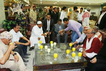 الرئيس الزبيدي وعدد من قيادات المجلس الانتقالي يصلون المكلا بموكب غير مسبوق.