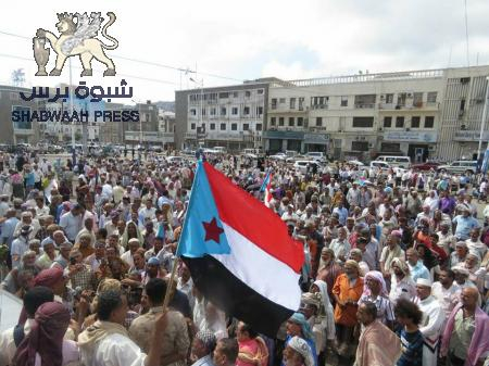في تظاهرة عارمة : المتقاعدون العسكريون الجنوبيون يهددون بثورة جياع لا تبقي ولا تذر في مواجهة سفه الحكومة (ملف صور)
