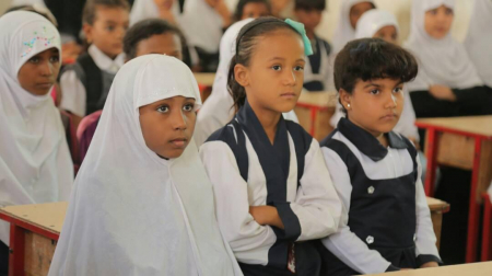 الهلال يوزع هدايا وحقائب مدرسية على اطفال مدرسة بحضرموت