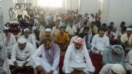 رئاسة المجلس الانتقالي يؤدون صلاة الجمعة بمسجد السلطان عمر بالمكلا