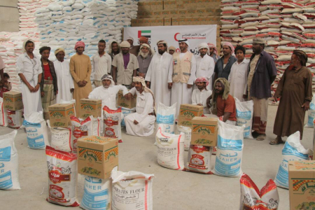 الهلال الأحمر الإماراتي يقدم مساعدات اغاثية عاجلة لأهالي صحراء حضرموت.