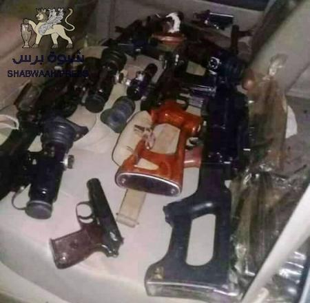 نقطة أمنية في لودر تضبط أسلحة وقناصات ليلية