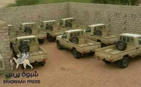 رئيس حزب الاصلاح فرع مأرب ينهب سيارات التحالف ويحول منزله الى معرض سيارات للبيع