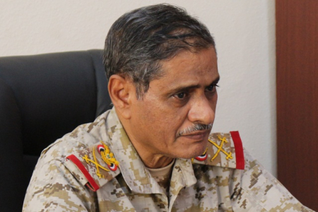 محافظ حضرموت يطيح بذراع بن دغر الأقوى في المكلا