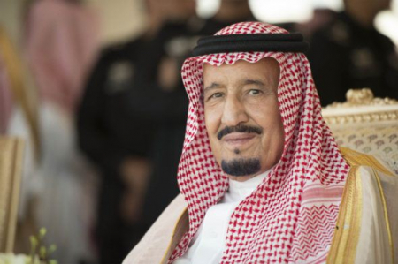 الرئيس البيض يبعث رسالة الى الملك سلمان يناشده باستثناء المغتربين الجنوبيين من الإجراءات الاخيرة.