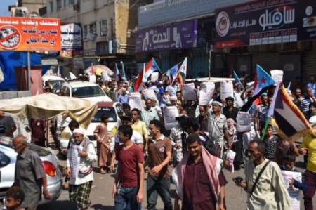 تواصل الاحتجاجات الشعبية المطالبة بإسقاط حكومة بن دغر