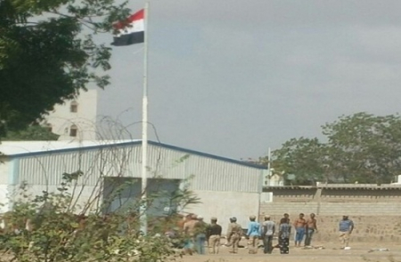 جنود من أبناء دار سعد ينزلون علم الوحدة عقب رفعه بساعات من قبل قيادة لواء النقل