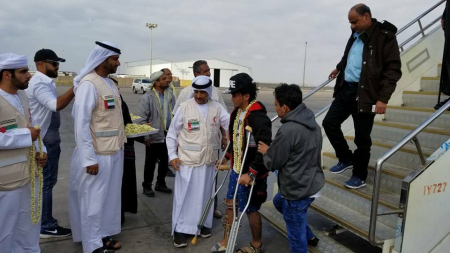 الهلال الأحمر الإماراتي يستقبل الجرحى العائدين إلى مطار عدن بالفل والورود