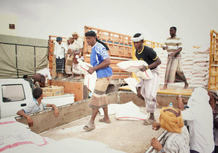 الهلال الإماراتي يغيث أهالي مديرية ‘‘عسيلان‘‘ بمساعدات عاجلة بعد حصار حوثي لثلاث سنوات مصور
