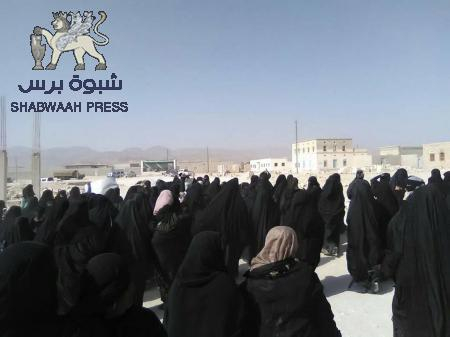 نساء المهرة يتظاهرن ضد الإستيطان اليمني في مدينة قشن (صور)