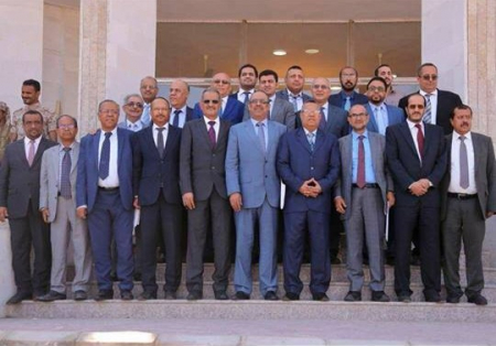 حكومة بن دغر شوكة في حلق ”التحالف العربي” وتهدد انتصاراته ضد الحوثيين..؟