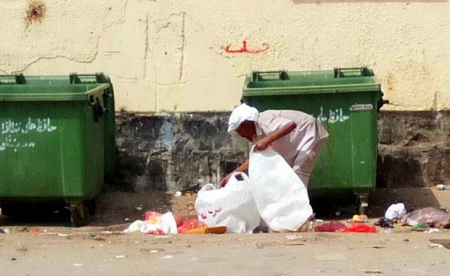 فـي عدن.. الأكل من القمامة مشهد مألوف منذ 3 سنوات في ظل الحكومة