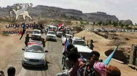 مواكب كبرى من كل محافظات الجنوب تقل مشاركين للتصعيد لأسقاط الحكومة في الطرق إلى عدن
