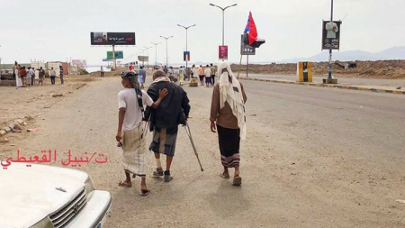 ألوية الحماية الرئاسية استفزت المتظاهرين بقطع الطرقات واغلاق الشوارع ومنعهم من الوصول لساحة خور مكسر