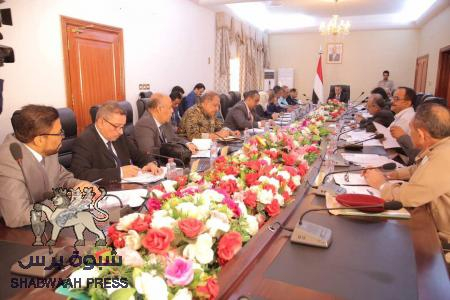زملاء يعترفون بفساد الحكومة ولاينقدون فسادها واذا ما نقدها ناقد ثاروا .
