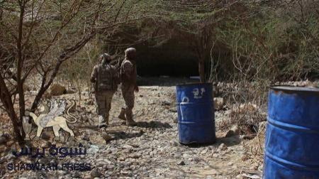 ضباط من الحرس والفرقة الأولى مدرع في صفوف الارهابيين في وادي المسيني بحضرموت
