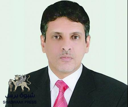محافظ المهرة يتفقد سير العمل في مشاريع طرق وكهرباء ومياه بمناطق الفتك ودمقوت .