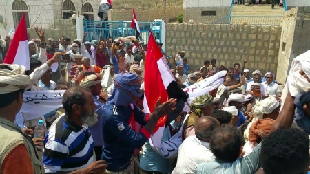 احتجاجات غاضبة بسقطرى تدعو لوقف اي تغييرات حتى تعيين محافظ