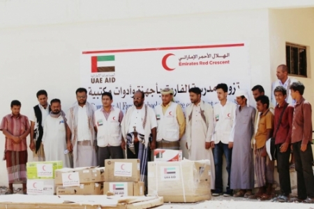 الهلال يوزع مستلزمات مكتبية  على احدى مدارس شبوة