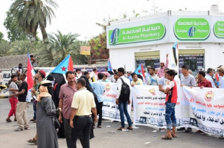 متظاهرون بعدن يجبرون ‘‘بن دغر‘‘ على دخول كلية الطب من البوابة الخلفية