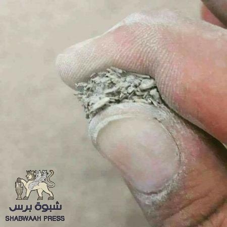 التلفزيون السعودي يصطاد ‘‘المخلافي‘‘ وهو يتعاطي ‘‘الشمة‘‘ اثناء انعقاد القمة العربيه