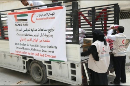 مساعدات انسانية لمرضى السرطان بغيل باوزير من الهلال الإمـاراتي