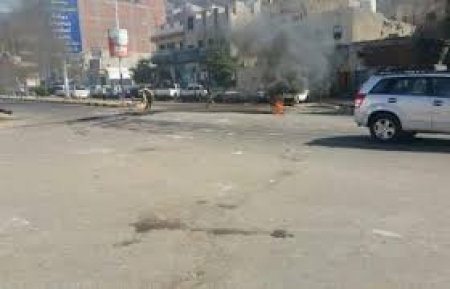 بسبب فشل حكومة الشرعية في إدارة المحافظات المحررة مواطنون غاضبون يغلقون شوارع مدينة كريتر