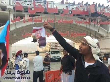 حضــــرموت إحراق صور بن دغر واحتفالات شعبية تحت راية الجنوب.(صور)