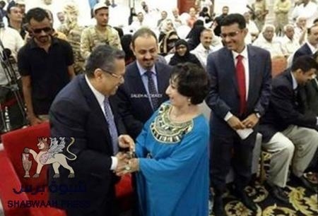 صحفي حضرمي : بن دغر يبيع الوهم لأبناء حضرموت