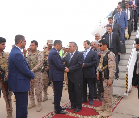 الأسطول الحربي البحري للشرعية بقياد بن دغر يحرر جزيرة سقطرى