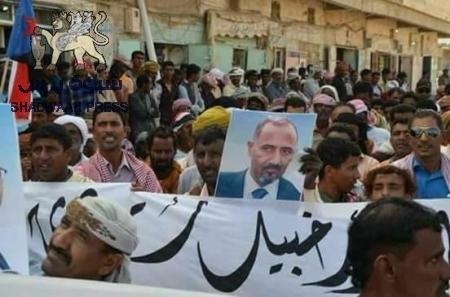 أبناء سقطرى في وقفة إحتجاجية يرفضون زيارة بن دغر